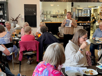 Bibliotekar Kirstine Grøngaard anbefaler bøger gæsterne på Cafe Kox i Brønderslev.