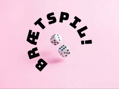 Lyserød baggrund med to terninger i luften. Der står brætspil henover.