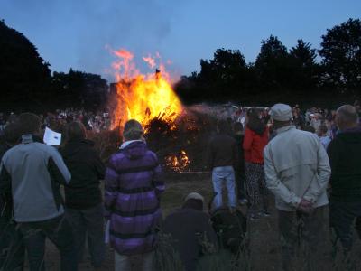 Stort sankthans bål med tilskuere
