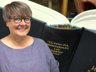 Billedcollage med foto Bitten Schjødt Kjær på baggrund af nærbillede af ryggen af Højskolesangbogen. 