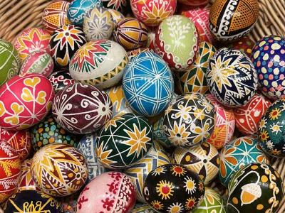 Kurv med påskeæg dekoreret ved hjælp af bivoks