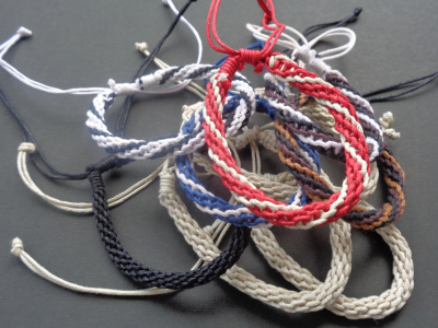 Foto af en bunke armbånd lavet med teknikken kumihino