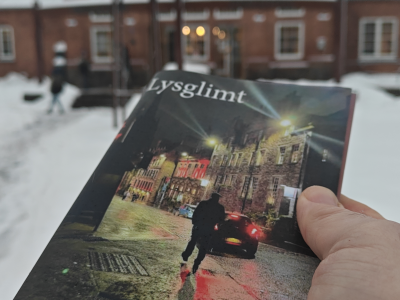 Mads Nygaards 'Lysglimt' i sneen foran Brønderslev Biblioteks hovedindgang. 