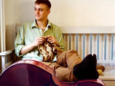 Foto af Albert Østergaard med kontrabas og strik