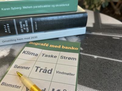 En stak bøger og en bankoplade
