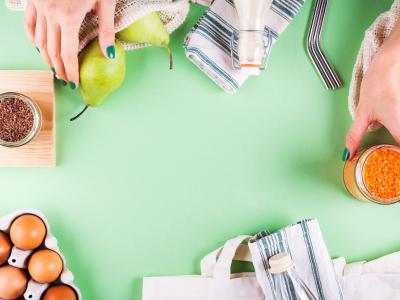 Et bord med forskellige madvarer som berøres af 2 hænder