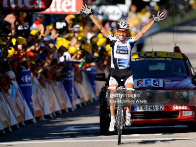 Nicki Sørensen kører over mållinjen ved sin etapesejr i Tour de France 2009