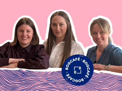 Ida, Julie og Jette står sammen med lyserød baggrund og blå streger.