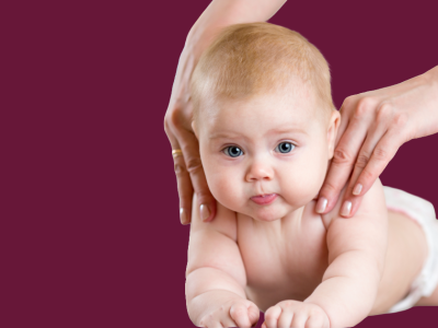 Baby får massage