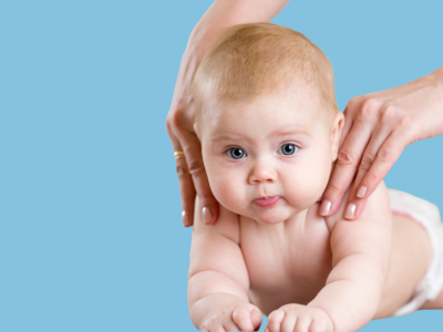 Baby får massage