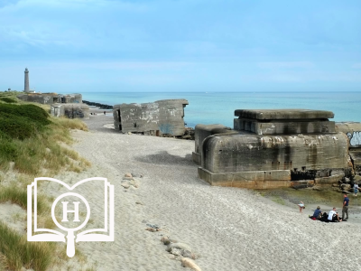 Kystbatteri på stranden ved Skagen, set fra klitterne. I baggrundet ses det Grå Fyr.