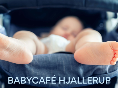 Baby ligger i barnevogn med fødderne ud over kanten