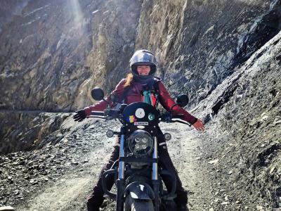 Hanne Gasbjerg Hjulmand på motorcykel i de afghanske bjerge