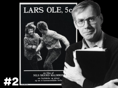 S/H-portræt af Nils Malmros foran plakaten til "Lars Ole, 5.C"