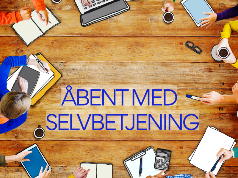 papirer og computere på et bord, og hænder med skriveredskaber på det samme bord