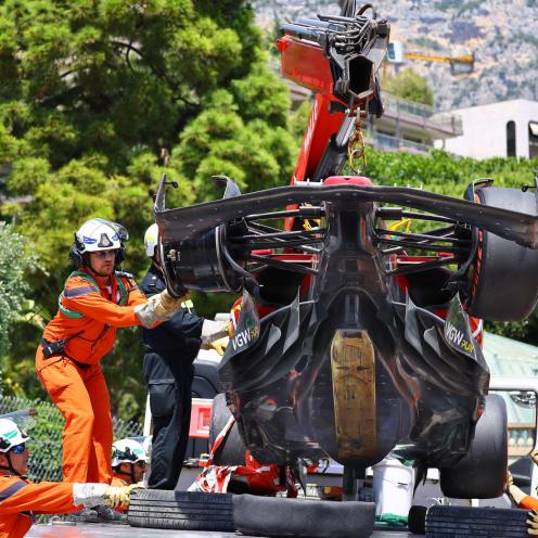 Formel 1 bil i pit
