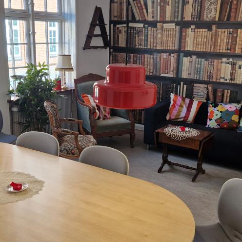 Billede af det røde mødelokale