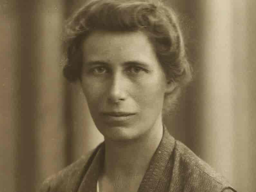 Sepiaportræt af Inge Lehmann, der kigger direkte på beskueren, 1932.