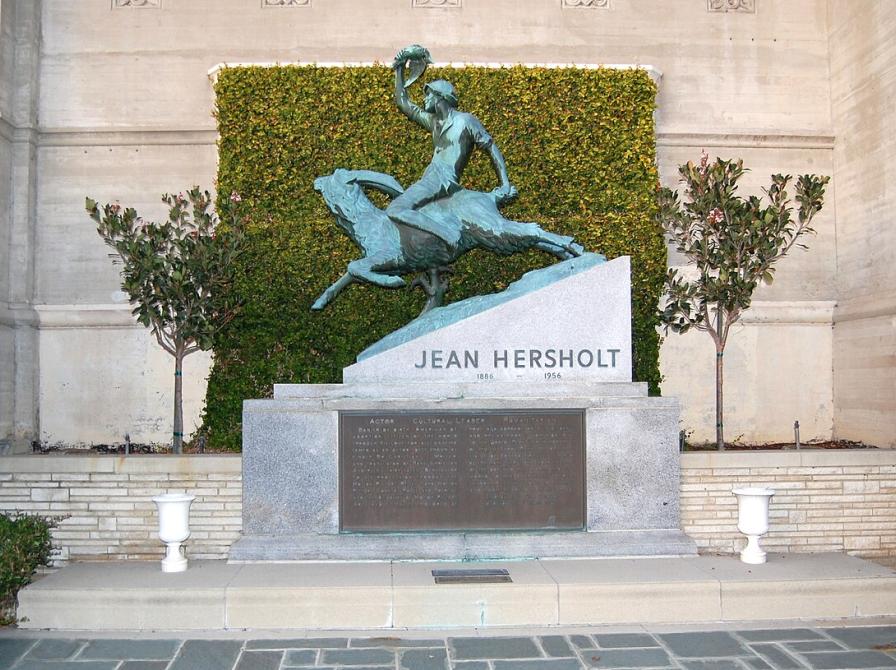 Edvard Eriksens skulptur af Klodshans står på Jean Hersholts grav på Forest Lawn Cemetary i Californien.