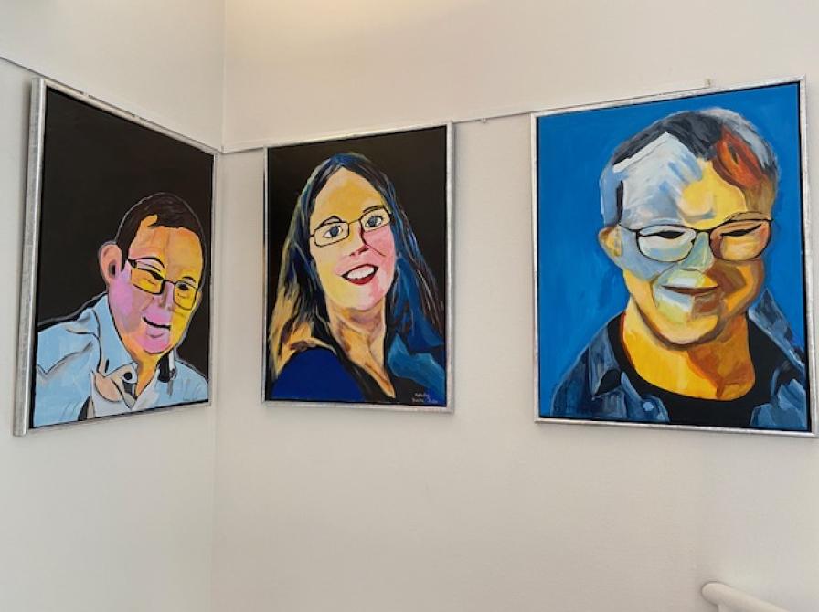 På billedet ses tre portrætmalerier malet af Mølledag.