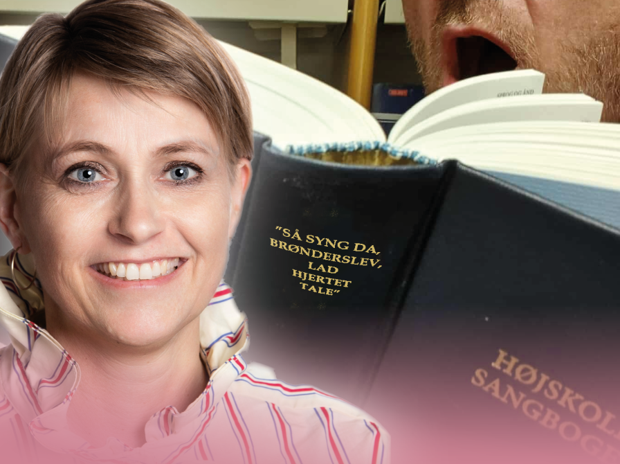 Foto af Marianne Hundebøl foran nærbillede af en mand, der synger fra Højskolesangbogen, hvor teksten på bogryggen er ændret til "Så Syng Da, Brønderslev, Lad Hjertet Tale".