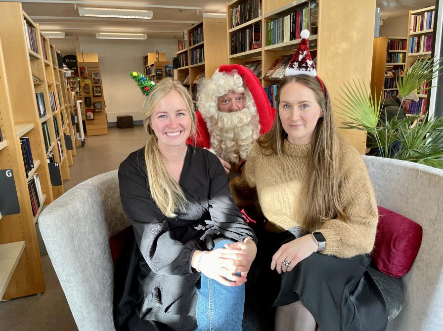 Kristina, Hans og Julie med julet påklædning