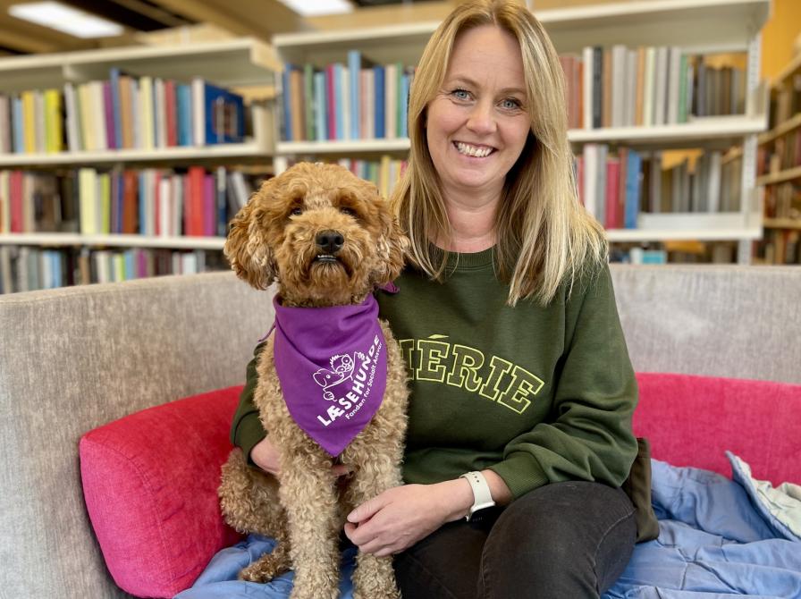 Jette med læsehunden Lucca