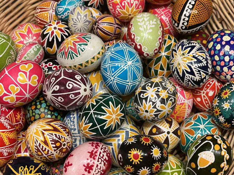 Kurv med påskeæg dekoreret ved hjælp af bivoks