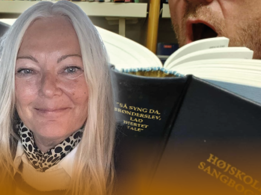 Portrætfoto af handselschef i Brønderslev Pia Mikkelsen . I baggrunden ses et underansigt og Højskolesangbogen med gulldtekst på ryggen: "Saa Syng Da, Lad Hjertet tale"