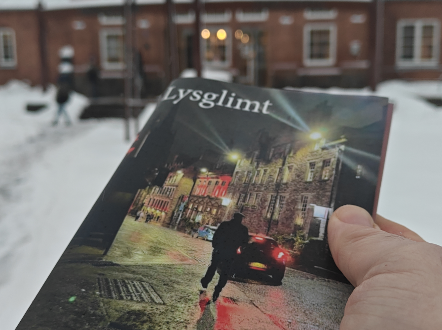 Mads Nygaards 'Lysglimt' i sneen foran Brønderslev Biblioteks hovedindgang. 