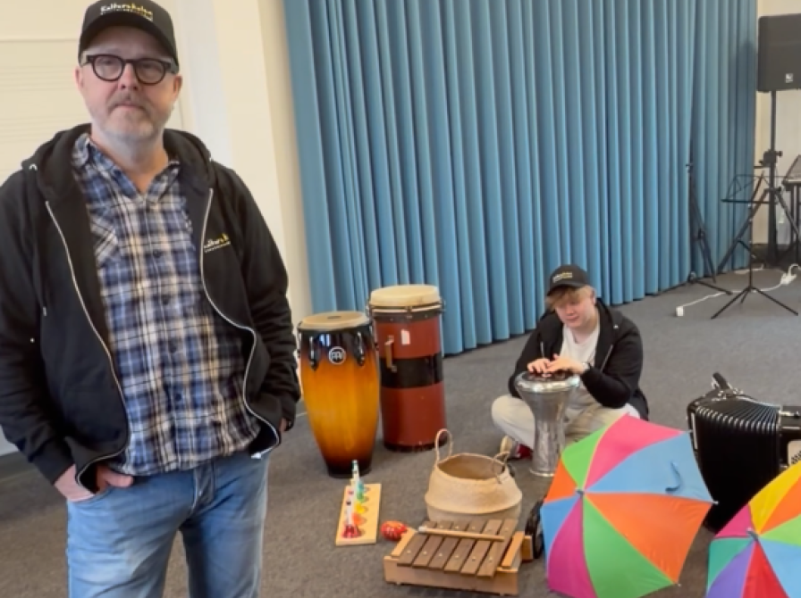 Kulturskoleleder Nicolai Lange foran elev med tromme og kulørte paraplyer.