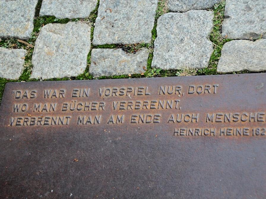 Brosten og mindelade på Berbelplatz i Berlin, med teksten: "Das war ein Vorspeil nur, dort wo man Bücher verbrennt, verbrennt man am Ende auch Menchen. Heinrich Heine 1820".