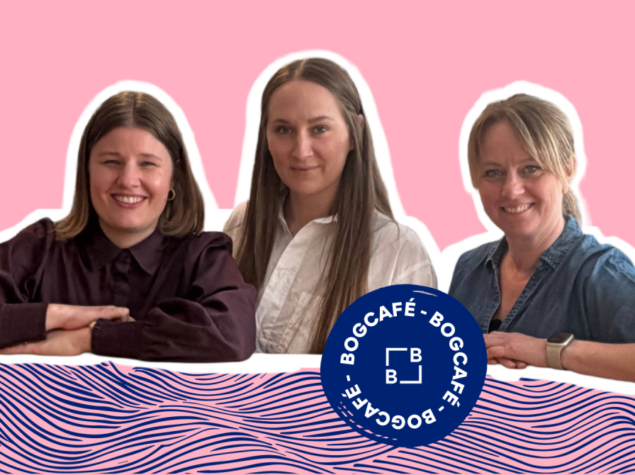 Ida, Julie og Jette står sammen med lyserød baggrund og blå streger.