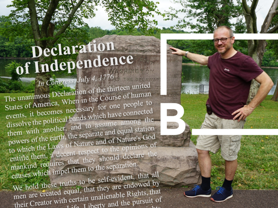 Hans Wendelboe Bøcher ved monumentet, der markerer stedet, hvor George Washington krydsede Delaware, 25.-26. december 1776. Indklippet i billedet er både Brønderslev Biblioteks logo og indledningen af Den amerikanske uafhængighedserklæring.