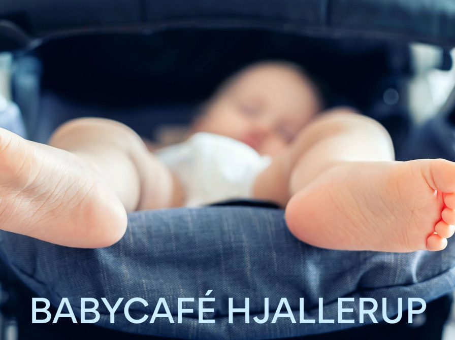 Baby ligger i barnevogn med fødderne ud over kanten